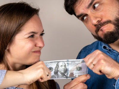 A business owner and buyer fighting over money.